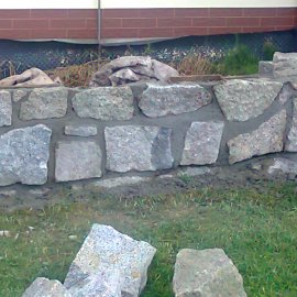zdění obvodového zdiva z kamene