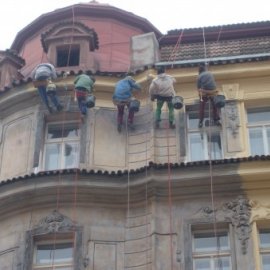 oprava fasády pomocí horolezecké techniky