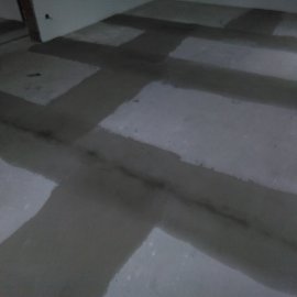 Řitka - rekonstrukce domu - přestěrkování spár na podlaze