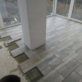 Řitka - rekonstrukce domu - lepení dlažby