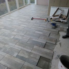 Řitka - rekonstrukce domu - pokládka dlažby