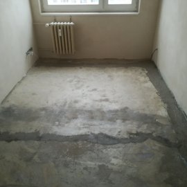 Rekonstrukce bytu Praha Chodov - betonování drážek v podlaze