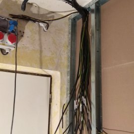 Rekonstrukce 3+kk Praha 10 - kabely k rozvaděči