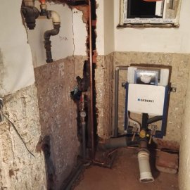 Rekonstrukce bytu v Bráníku - osazení podomítkového wc modulu geberit