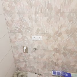 Obklad stěny koupelny
