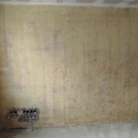 Rekonstrukce bytu v Praze 6 - oškrábaná stěna