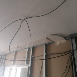 Rekonstrukce bytu v Praze 6 - roztažené kabely elektro