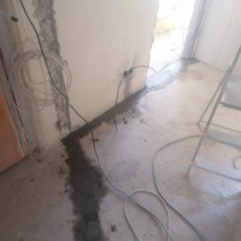 Rekonstrukce bytu v Praze 6 - vybetonované drážky v podlaze