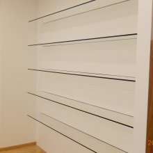 Montáž skleněných polic do SDK konstrukce