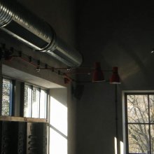 nová elektroinstalace vedená po povrchu