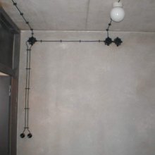 nová elektroinstalace vedená po povrchu