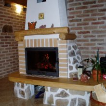 postavený krb v obývacím pokoji