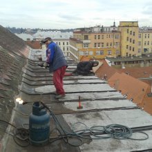 demontáž starého plechování