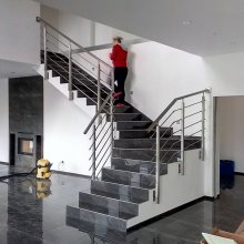 pokládka dlažeb v hale