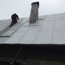 Seč - chalupa - nátěr střechy