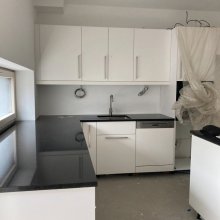 Praha 2 - Demontáž a montáž kuchyňské linky, pracovní deska - materiál Přírodní kámen.