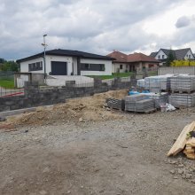 Zašová - Jedná se o zpevněné plochy kolem novostavby RD. Parkovací stání ,chodníky terasa a kompletní přední plot.